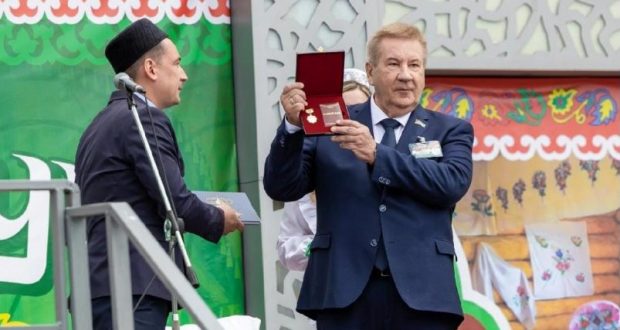 Разиль Зиннатуллин вручил медаль Всемирного конгресса татар Борису Хохрякову