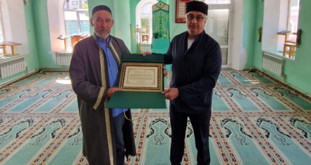 Василь Шайхразиев посетил мечеть в Кирове