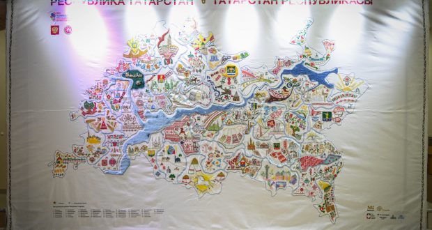 Ирада Аюпова презентовала Вышитую карту Республики Татарстан Раису РТ Рустаму Минниханову