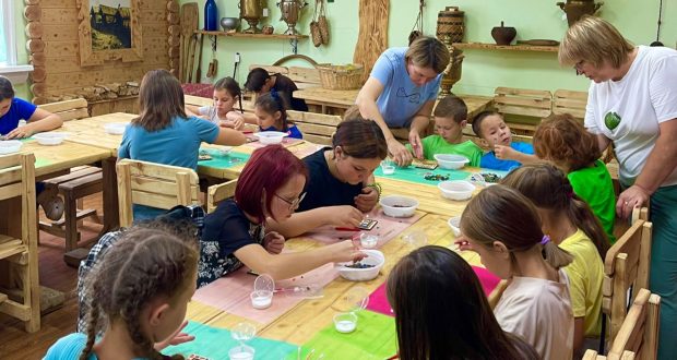 Сотрудники краеведческого музея г. Менделеевска провели бесплатный мастер-класс и экскурсию для детей из социального приюта «Камские зори»