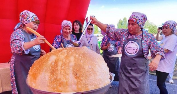 В Тюменской области приготовили гигантский баурсак