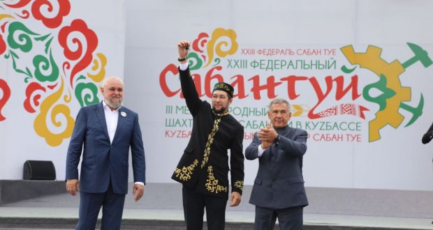 Рустам Минниханов подарил татарской национально-культурной автономии Кемеровской области микроавтобус