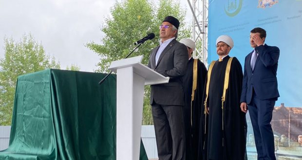Василь Шайхразиев принял участие в торжественной церемонии закладки камня под строительство Ярмарочной мечети