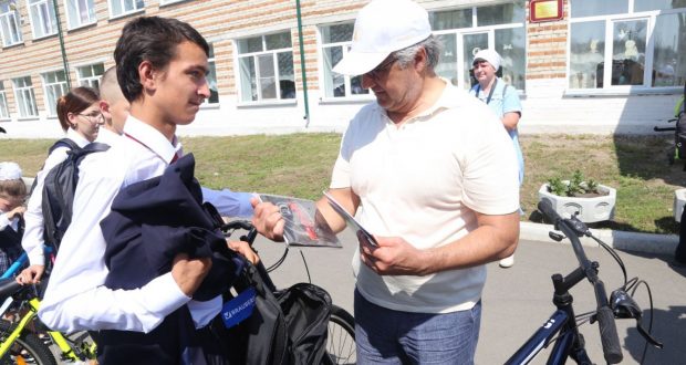 Всемирный конгресс татар подарил ученикам села Юлдус велосипеды, рюкзаки и школьную форму