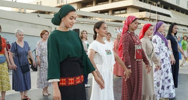На Набережной Кабана представили культуру танца башкирского и татарского народов
