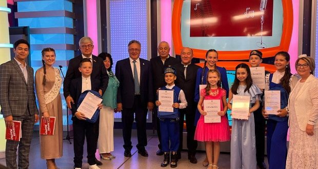 В студии телеканала «ШАЯН ТВ» наградили победителей конкурса детской песни «Балачак җыры»