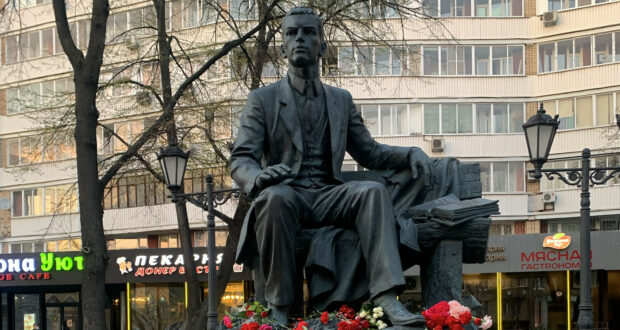 Писатели Татарстана возложат цветы к памятнику Тукаю в Москве
