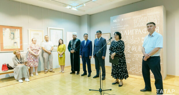 «Нам нужен День татарской каллиграфии!»: «Хазинэ» открыла выставку ко дню изящного письма