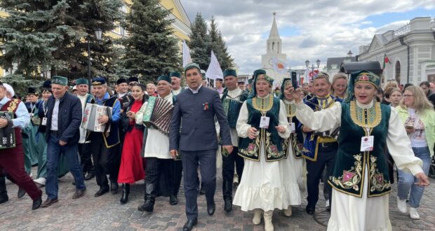 Казан урамнарында гармунчылар парады узды