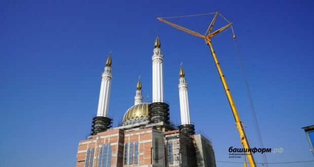 На минарете соборной мечети «Ар-Рахим» в Уфе установили новый купол