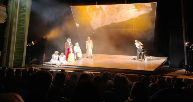 В рамках фестиваля «Волга театральная» в Самаре показали спектакаль на татарском языке «Ул әле өйләнмәгән иде»