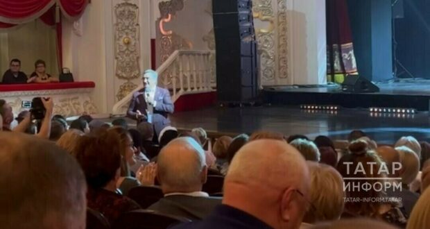 Васил Шәйхразыев Әлфия Авзаловага багышланган фестиваль концертында тамашачыны җырлатты