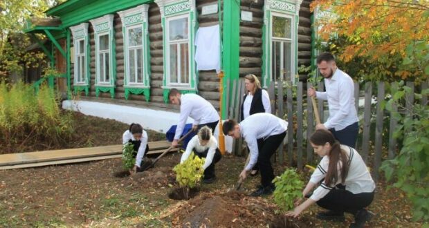 Алабугада Маһинур Фәйзуллина яшәгән йортта истәлек тактасы ачылды