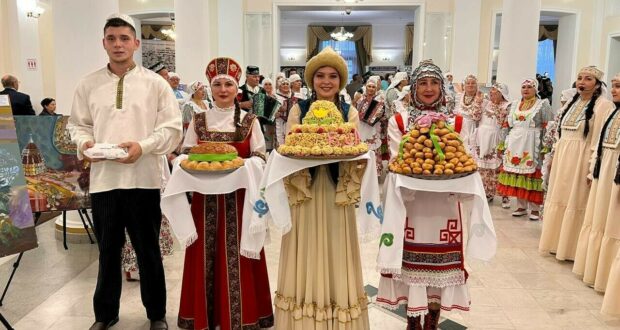 «Дерево желаний» и гости в национальных костюмах: Буинск показал в Казани культуру района