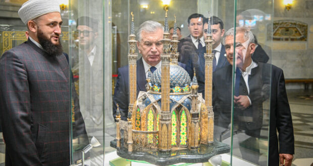 Муфтий Татарстана подарил Президенту Республики Узбекистан обновленный мусхаф «Казан басмасы»