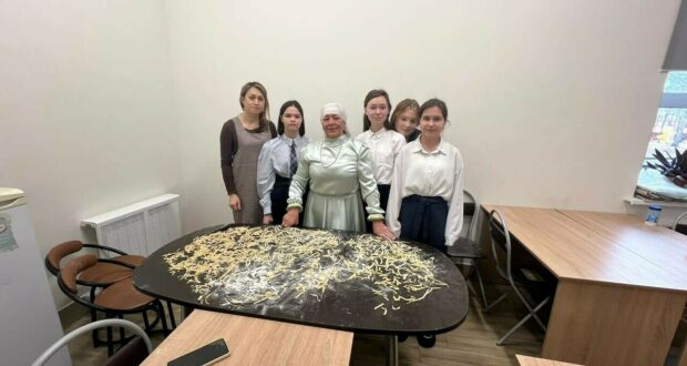 Старшеклассницы в Зеленодольском районе приготовили лапшу для бойцов СВО