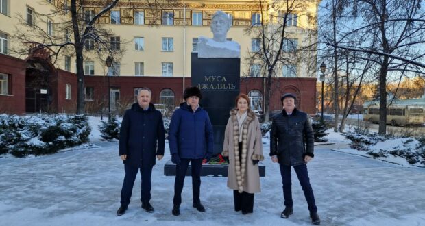 Председатель Национального Совета возложил цветы к памятникам выдающихся сыновей татарского народа в Челябинске