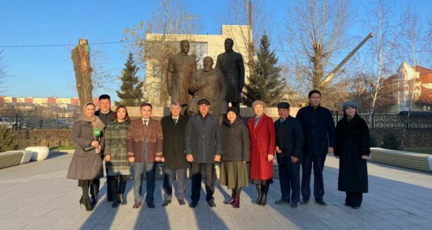 Василь Шайхразиев возложил цветы памятнику Абая в городе Семей