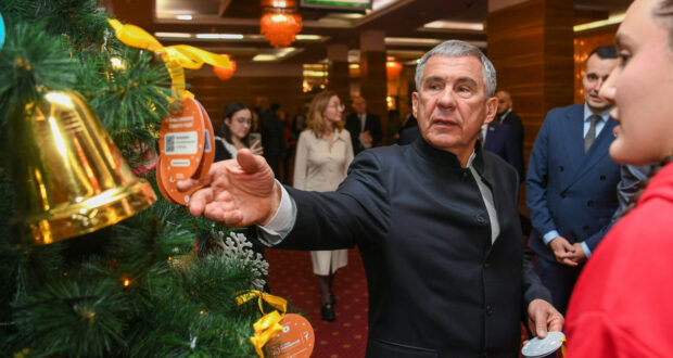Рустам Минниханов и Минтимер Шаймиев приняли участие в добровольческой акции «Елка желаний»