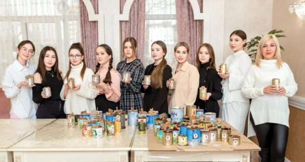 Участницы конкурса «Татар кызы Мордовия – 2023» сделали свечи и сшили белье для участников СВО