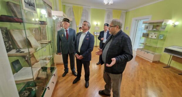 Василь Шайхразиев посетил Центр татарской культуры Томской области