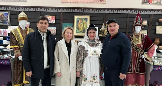 Данис Шакиров Кызыл Аланда татар күргәзмәсе белән танышты