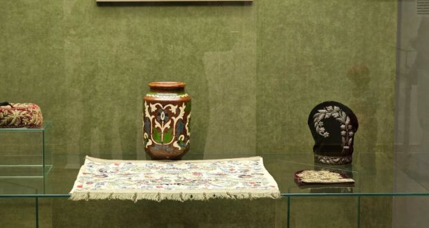 В Казани представили экспонаты, выполненные в технике татарского золотошвейного искусства