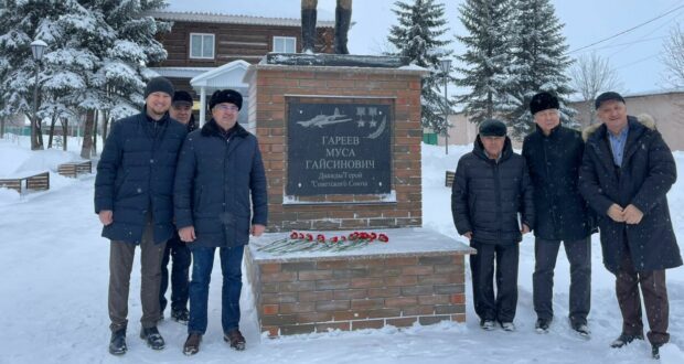Василь Шайхразиев возложил цветы к памятнику дважды Героя Советского Союза Мусы Гареева