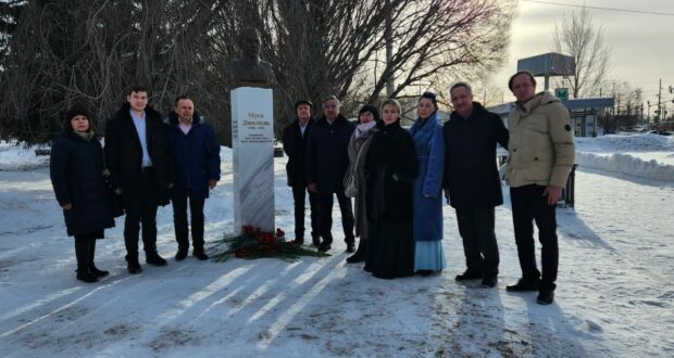 Председатель Нацсовета возложил цветы к бюсту поэта-патриота Муса Джалиля в Екатеринбурге