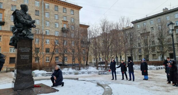 Василь Шайхразиев возложил цветы к памятнику Мусы Джалиля в Санкт-Петербурге