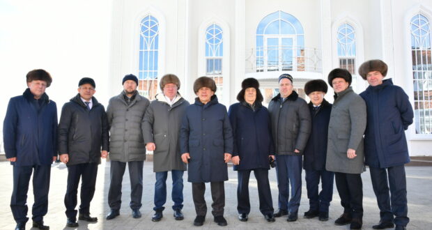 Rustam Minnikhanov and Mintimer Shaimiev open the cathedral mosque in Laishevo