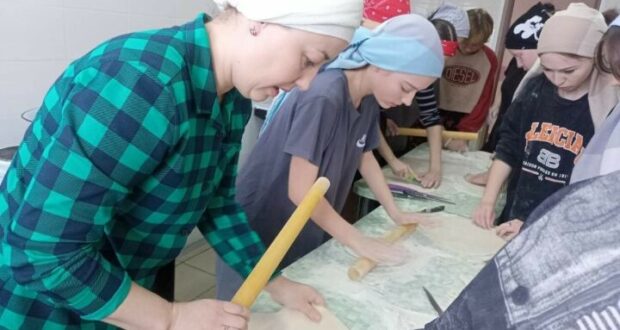 Студенты педагогического колледжа г. Мензелинск приготовили чак-чак для участников СВО