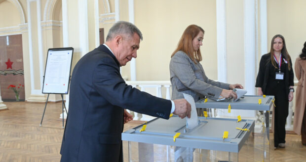 Рустам Минниханов проголосовал на выборах Президента Российской Федерации