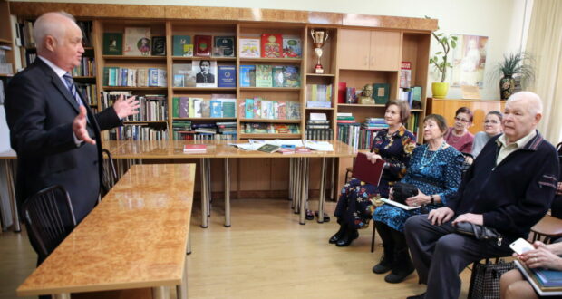 Гульнара Утямышева прочитала свои стихи в библиотеке Москвы