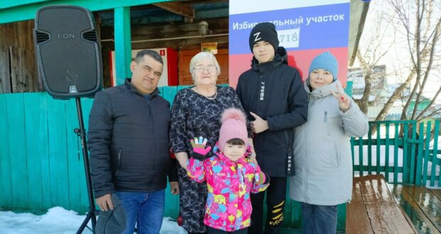 Три поколения семьи Маметгалиевых и многодетная семья Халиковых проголосовали в Лайтамаке