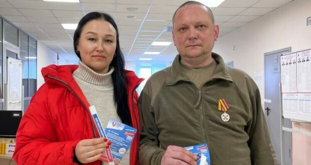 В Казани первым проголосовавшим на выборах стал участник СВО