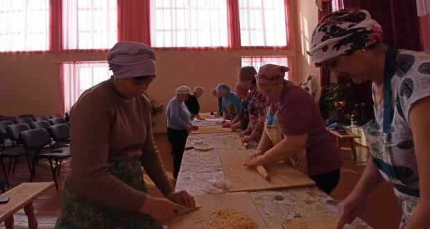 «С теплом родного дома»: мастерицы в Камском Устье приготовили лапшу для земляков на СВО