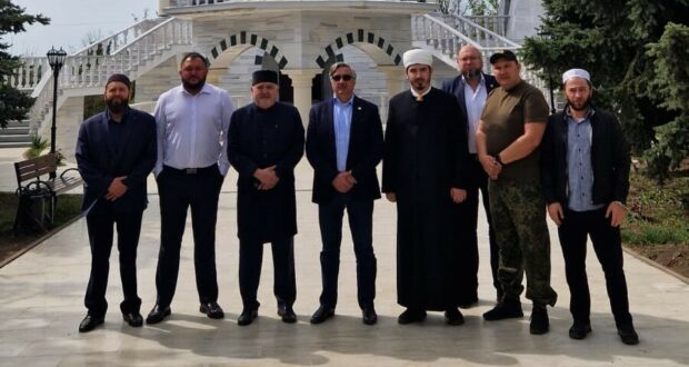 Василь Шайхразиев посетил Мариупольскую мечеть