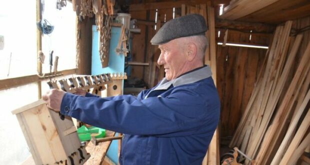 Ямурзинец Рафаэль Сабирзянов к каждой весне изготавливает десятки птичьих домиков