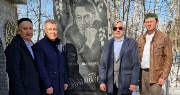 Василь Шайхразиев возложил цветы к могиле Ангама Атнабаева