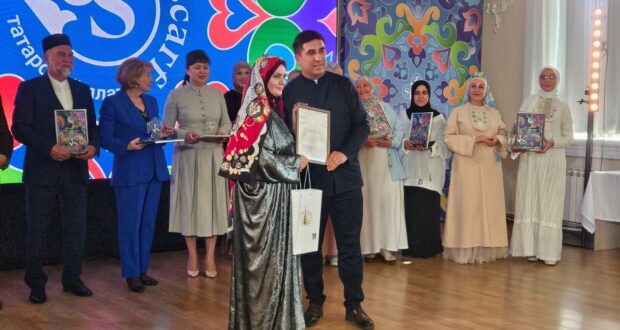 В Казани прошел праздник татарского платка