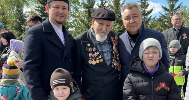 100-летний ветеран Великой Отечественной войны Асхат Мингазетдинов участвует в параде Победы