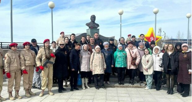 В Нижневатровске у памятника поэта – Героя Советского Союза Мусы Джалиля состоялось возложение цветов