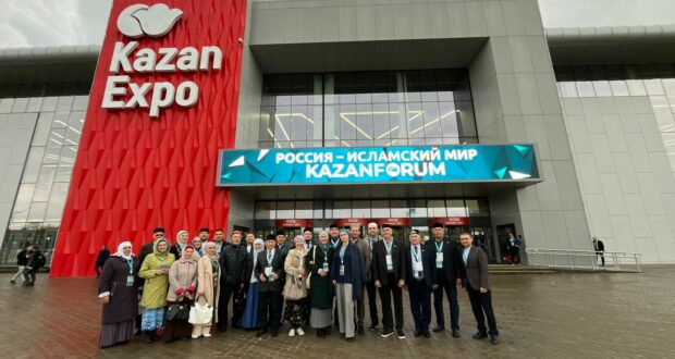 Делегаты Всероссийского форума татарских религиозных деятелей знакомятся с выставкой “Russia Halal Expo 2024”