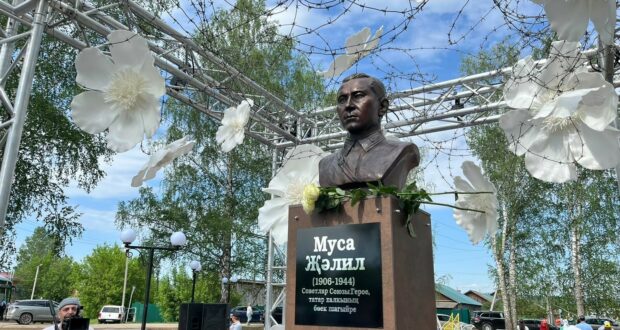 Rustam Minnikhanov lays flowers to the bust of Hero of the Soviet Union the poet Musa Djalil in Perm region