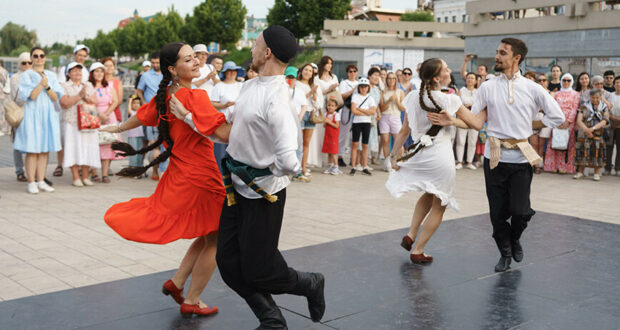 На набережной озера Кабан казанцы разучат движения татарского танца