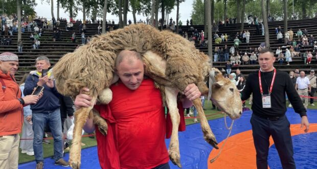 Көрәшче Раил Нургалиев Казан Сабан туенда 39 нчы машинасын отты