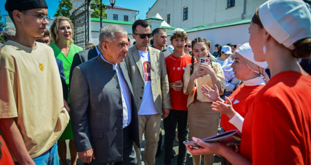 Минниханов посетил «Ялкын фест» в Кремле и отметил значение журнала «Ялкын»