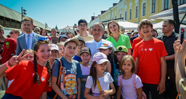 Rustam Minnikhanov attends the Festival of Childhood “Yalkyn Fest” in the Kazan Kremlin