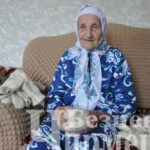 87-летняя Роза Нугманова из Туйметкина вяжет для военных носки